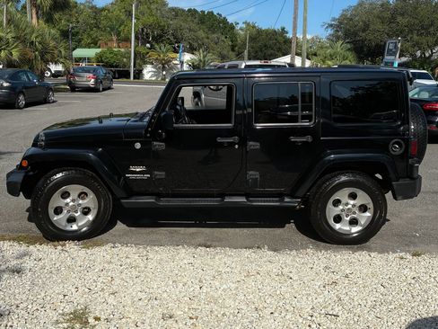 Used 2015 Jeep Wrangler Unlimited Sahara w/ Connectivity Group AWD/4WD image 8