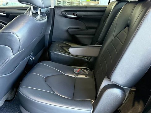 Certified 2023 Toyota Highlander XLE image 34