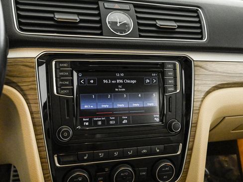 Used 2017 Volkswagen Passat 1.8T SEL Premium image 13