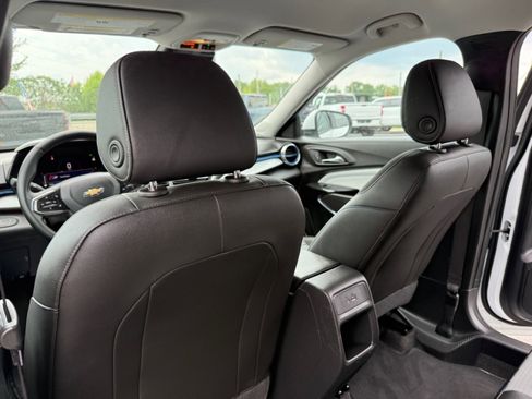 Used 2025 Chevrolet Trax LT w/ LT Convenience Package FWD image 29
