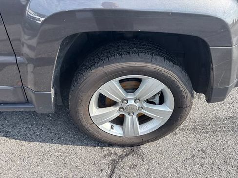 Used 2017 Jeep Patriot Latitude AWD/4WD image 9