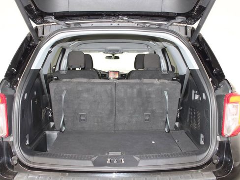 Used 2023 Ford Explorer XLT AWD/4WD image 13