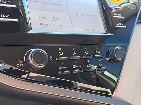 Used 2019 Toyota Camry LE w/ Phone Cable & Charge Package image 23