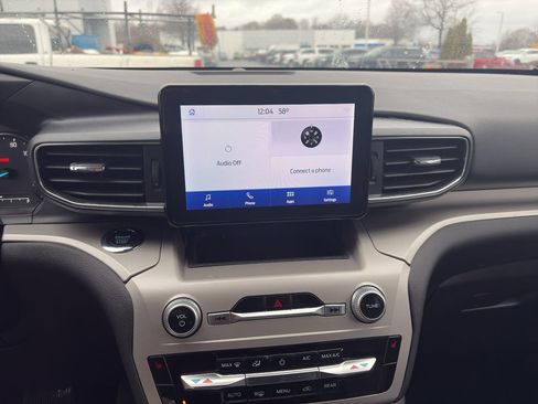 Used 2022 Ford Explorer XLT w/ Equipment Group 202A image 11