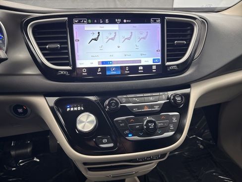 Used 2023 Chrysler Pacifica Touring-L FWD image 18