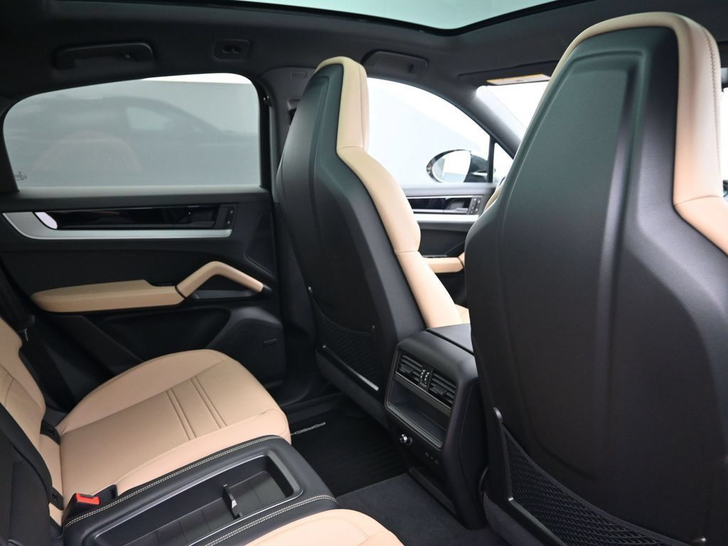 Certified 2026 Porsche Cayenne Coupe AWD/4WD image 7