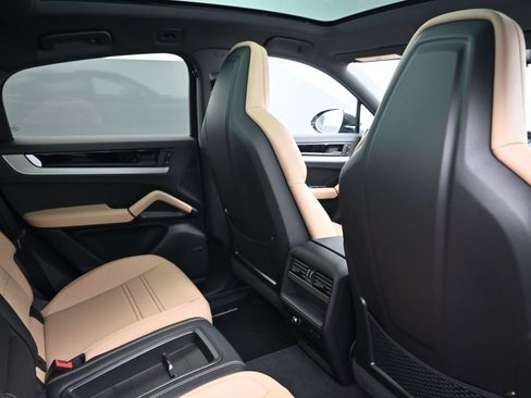 Certified 2026 Porsche Cayenne Coupe AWD/4WD image 7