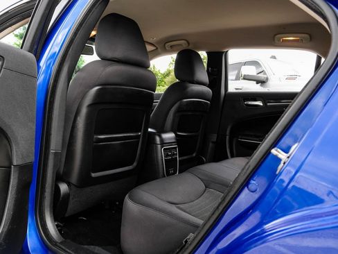 Used 2019 Chrysler 300 Touring w/ Chrome Appearance Package RWD image 41