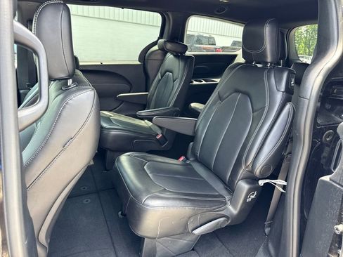 Used 2025 Chrysler Pacifica Select FWD image 10