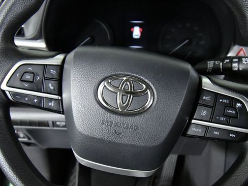 Used 2021 Toyota Sienna LE image 2