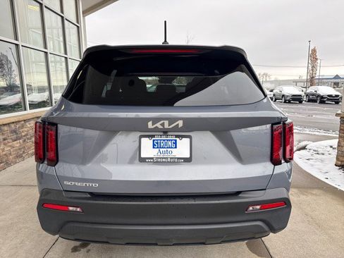 Used 2023 Kia Sorento LX image 4