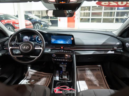 Used 2025 Hyundai Elantra SEL image 12