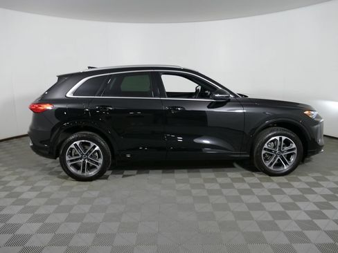 Used 2025 Audi Q5 Premium w/ Convenience Package AWD/4WD image 2