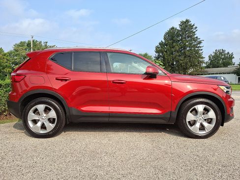 Used 2019 Volvo XC40 T5 Momentum image 7