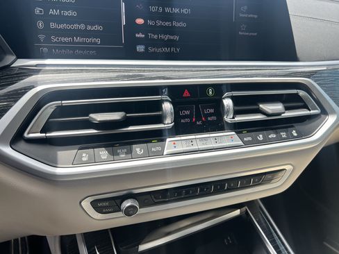 Used 2022 BMW X7 xDrive40i w/ M Sport Package AWD/4WD image 28
