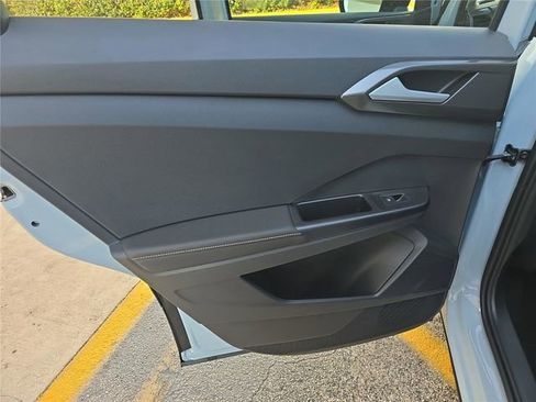 New 2026 Volkswagen Taos SE image 9