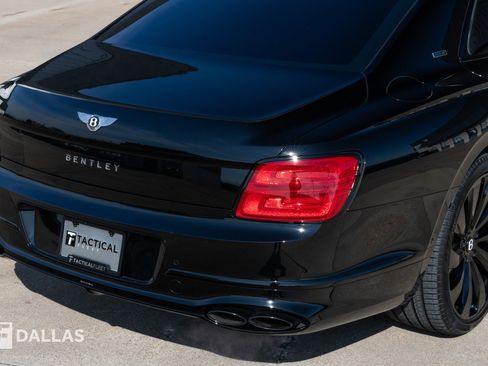 Used 2024 Bentley Flying Spur V8 image 17