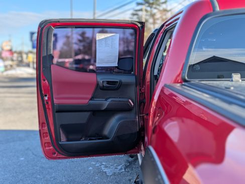 Used 2017 Toyota Tacoma SR image 40