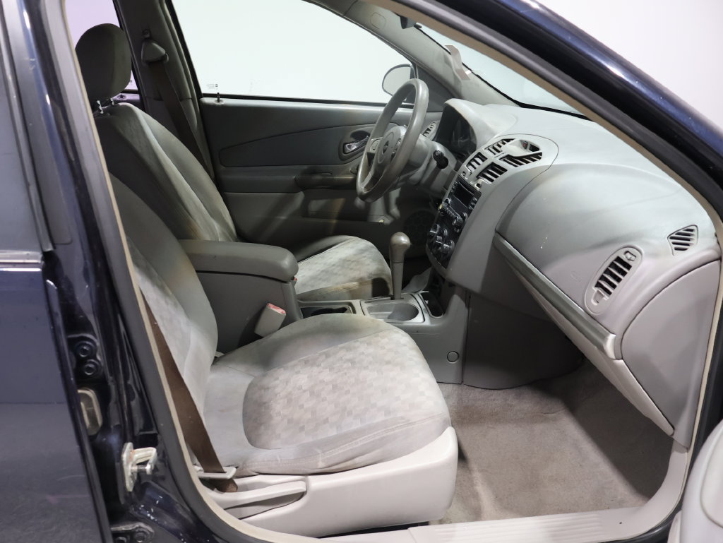 Used 2005 Chevrolet Malibu V6 w/ Preferred Equipment Group FWD image 3