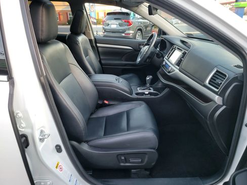 Used 2018 Toyota Highlander XLE image 19