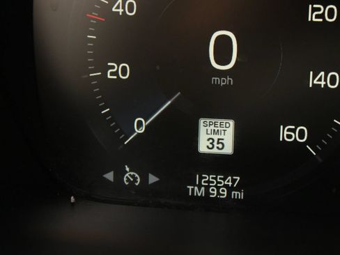 Used 2017 Volvo XC90 T6 Momentum AWD/4WD image 38