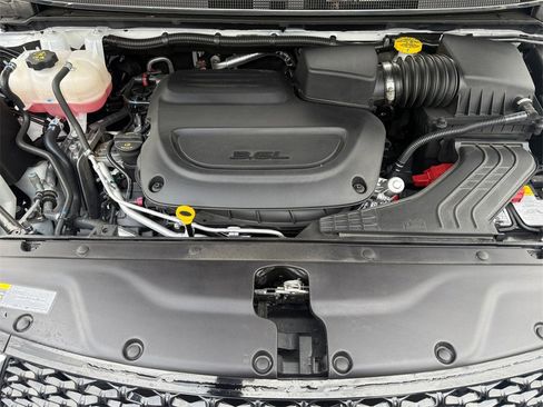 Used 2025 Chrysler Pacifica Select image 23