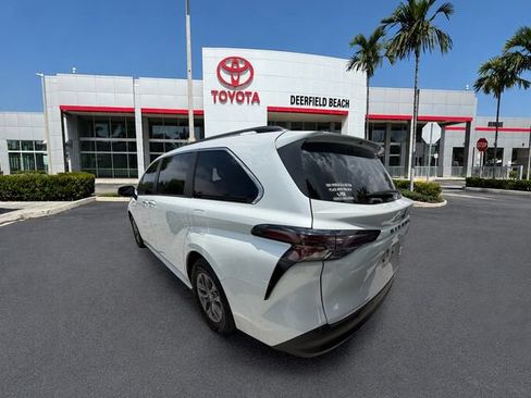Used 2023 Toyota Sienna XLE FWD image 6