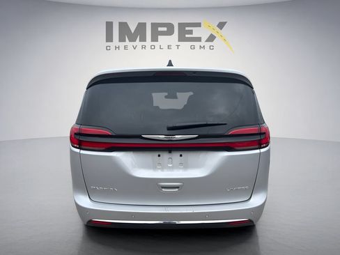 Used 2026 Chrysler Pacifica Limited FWD image 3