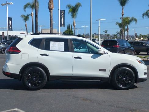 Used 2017 Nissan Rogue SV FWD image 2