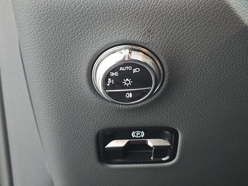 Used 2025 Mercedes-Benz GLC 300 4MATIC image 25