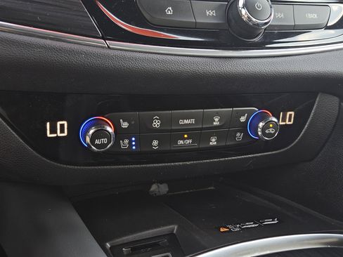 Used 2024 Buick Enclave Premium image 21