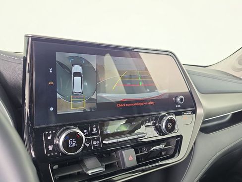Used 2024 Toyota Highlander Limited FWD image 19
