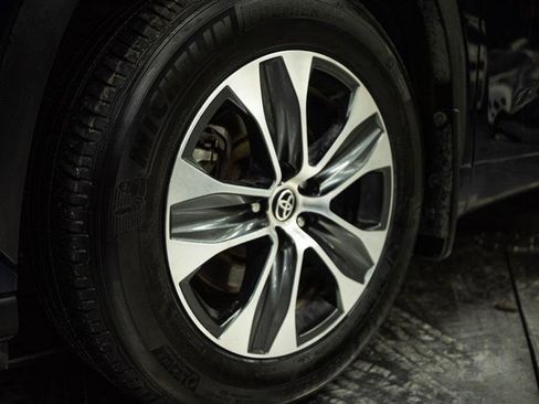 Used 2022 Toyota Highlander XLE image 3