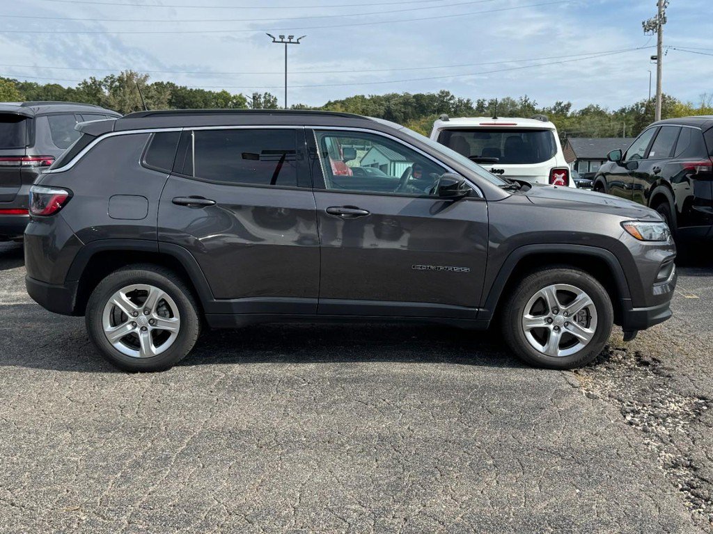 Used 2024 Jeep Compass Latitude AWD/4WD image 2