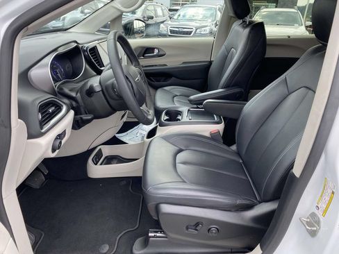 Used 2024 Chrysler Pacifica Touring-L FWD image 12