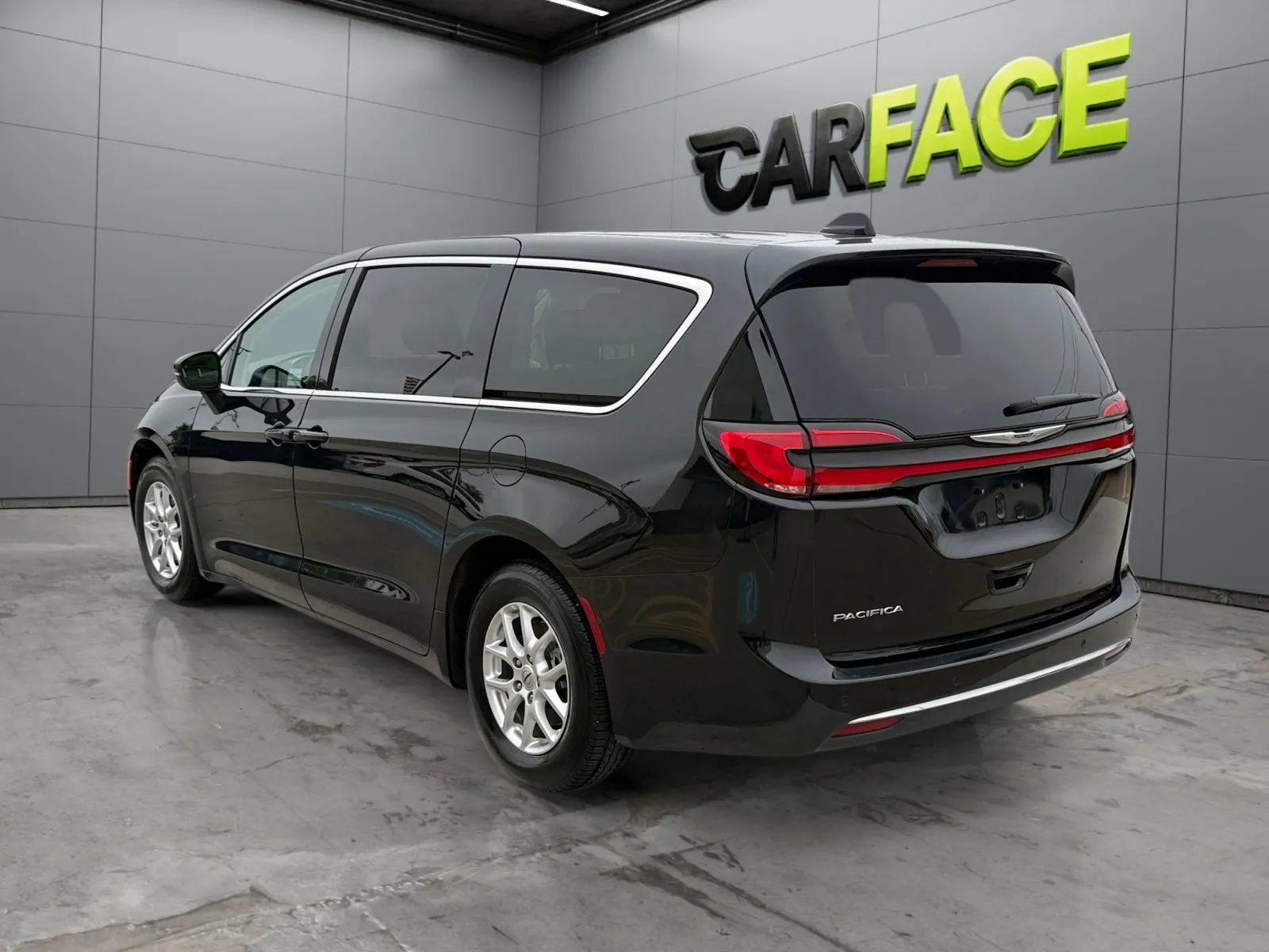 Used 2023 Chrysler Pacifica Touring-L FWD image 8