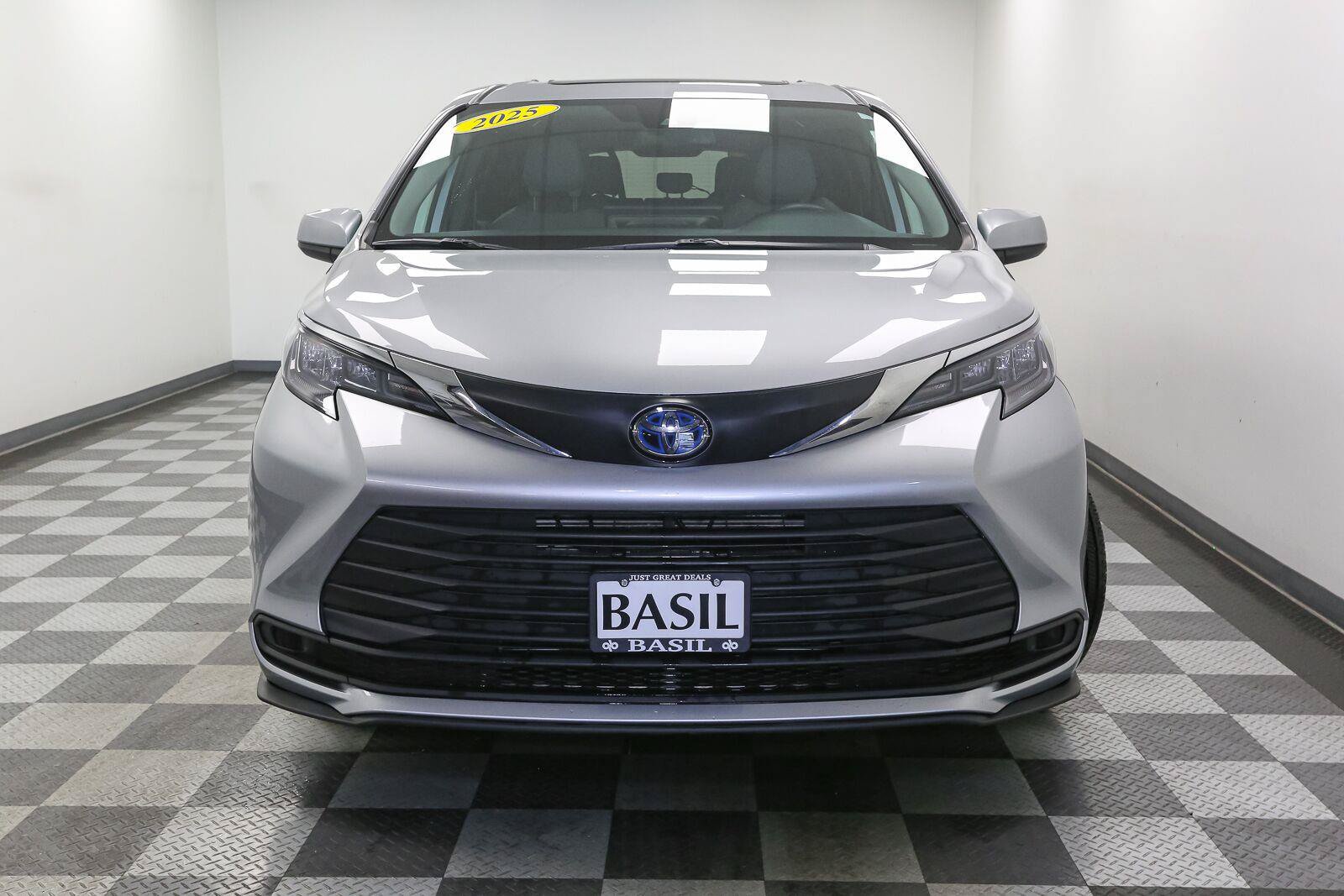 Used 2025 Toyota Sienna XLE FWD image 3