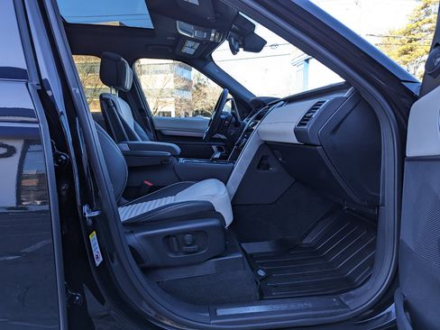 Used 2024 Land Rover Discovery Dynamic SE image 26