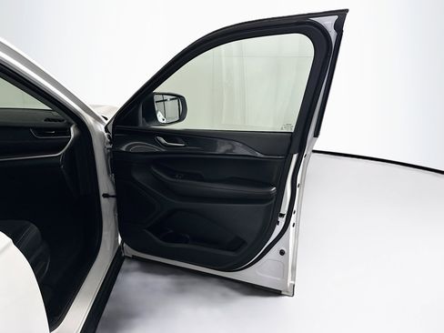 Used 2023 Jeep Grand Cherokee Laredo w/ Luxury Tech Group I image 32