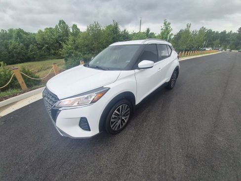 Used 2022 Nissan Kicks SV FWD image 1