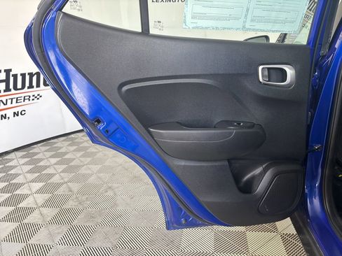 Used 2025 Hyundai Venue SEL FWD image 17