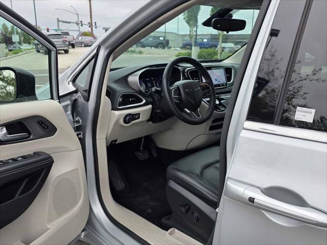 Used 2024 Chrysler Pacifica Touring-L FWD image 18