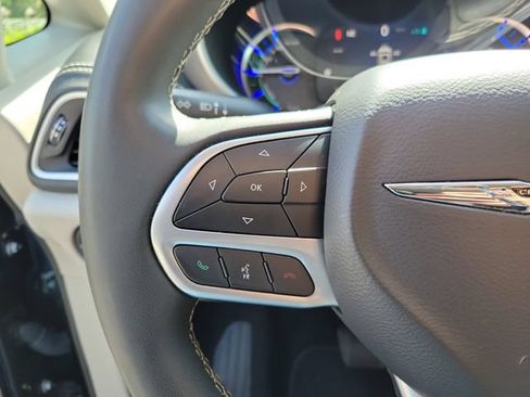Used 2024 Chrysler Pacifica Limited FWD image 17