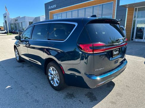 Used 2023 Chrysler Pacifica Touring-L AWD/4WD image 9