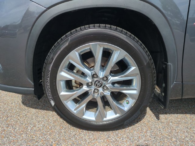 Used 2023 Toyota Highlander Limited FWD image 12