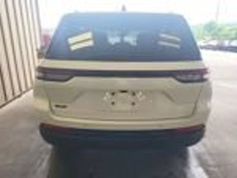 Used 2024 Jeep Grand Cherokee Altitude AWD/4WD image 5