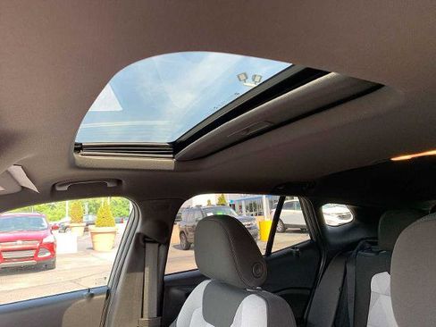 New 2024 Chevrolet Trax RS w/ Sunroof Package FWD image 17