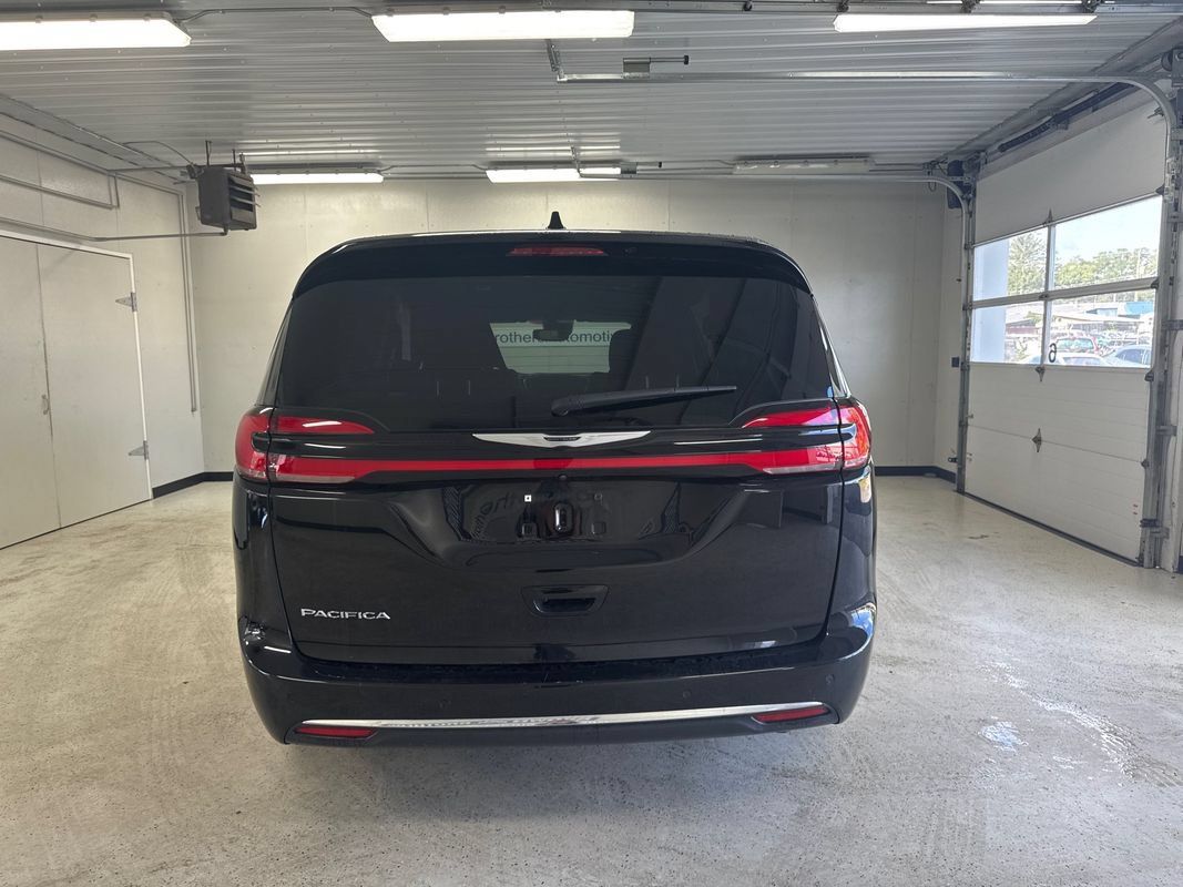 Used 2024 Chrysler Pacifica Touring FWD image 5