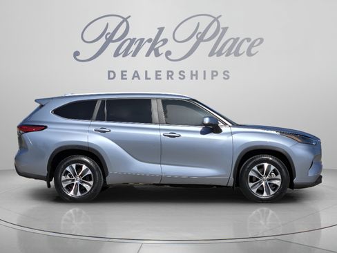 Used 2023 Toyota Highlander XLE FWD image 6
