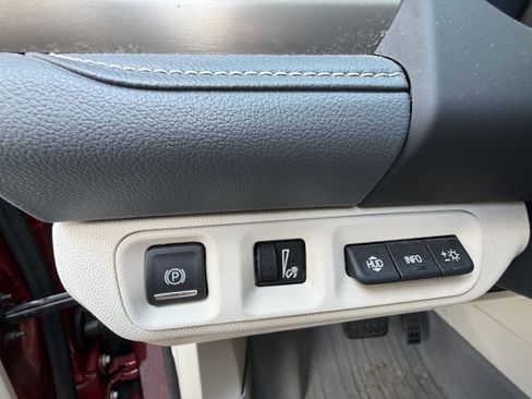Used 2021 GMC Acadia Denali w/ Denali Technology Package FWD image 15